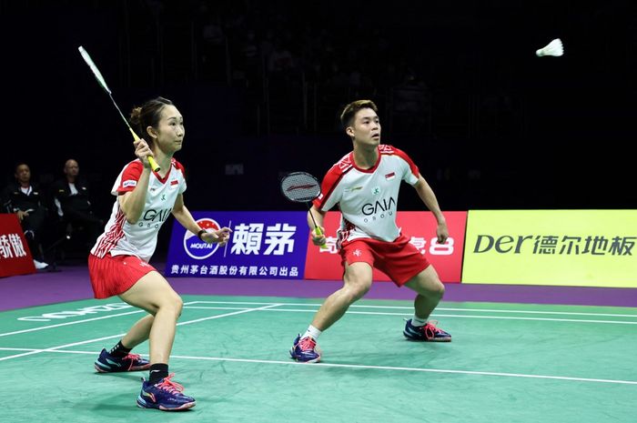 Ganda campuran Singapura, Hee Yong Kai Terry/Tan Wei Han Jessica, saat pertandingan melawan China pada Sudirman Cup 2023 di Suzhou, Jiangsu, China, 16 Mei 2023.