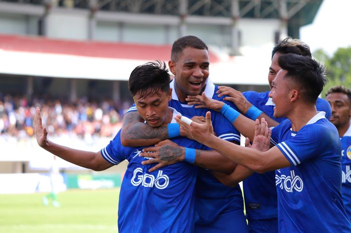 Pemain pinjaman dari Persija Jakarta, Alfriyanto Nico Saputro, usai mencetak gol kedua untuk PSIM Yogyakarta dalam kemenangan 2-1 atas PSMS Medan pada lanjutan babak 12 Besar Liga 2 Grup X, Jumat (12/11/2023).