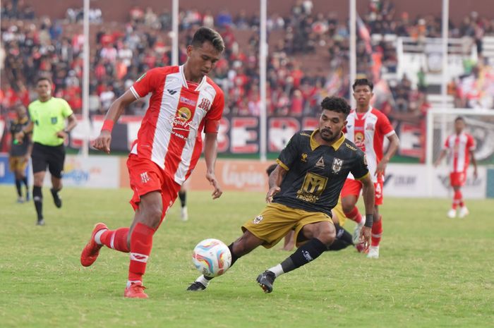 Pemain Malut United, Rifal Lastori, beraksi dalam laga Liga 2 kontra Deltras FC di Stadion Gelora Delta Sidoarjo, Sabtu (13/1/2024).