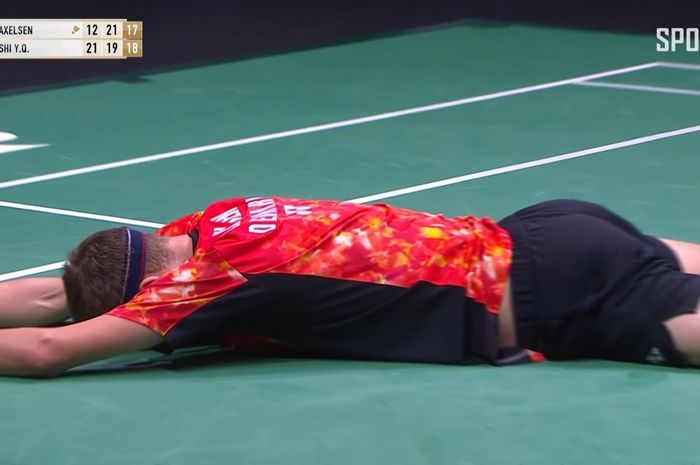 Tunggal putra Denmark, Viktor Axelsen, merebahkan diri setelah kalah dalam reli dari Shi Yu Qi (China) pada semifinal Malaysia Open 2024 di Axiata Arena, Kuala Lumpur, Malaysia, 13 Januari 2024.  