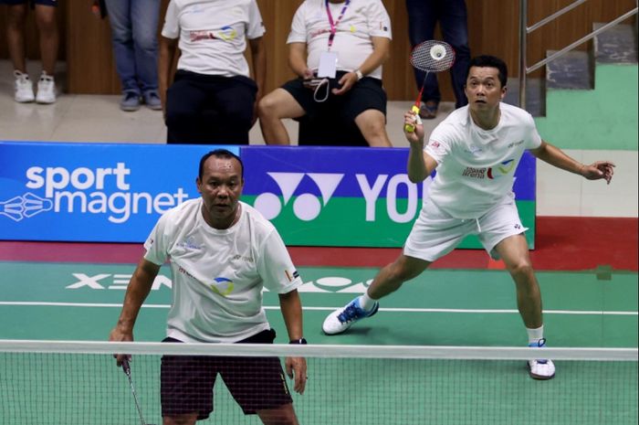 Taufik Hidayat saat berpasangan dengan Trikus Harjanto saat menghadapi pemain Malaysia Goh Cheng Huan - Moh Rizal Bin Misman di GOR KONI Bandung, Jumat (12/1/2024).