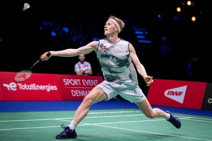 Pebulu tangkis tunggal putra Denmark, Anders Antonsen, pada semifinal Kejuaraan Dunia 2023 di Kopenhagen, Denmark, Sabtu (26/8/2023).