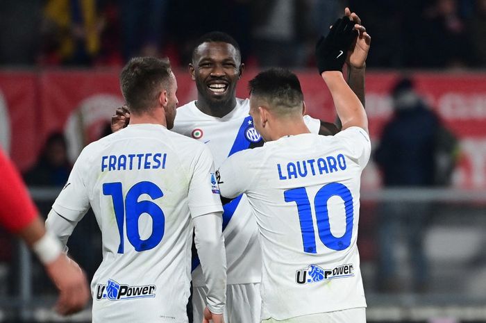 Marcus Thuram (tengah) merayakan gol bersama Lautaro Martinez dan Davide Frattesi dalam laga Inter Milan di markas Monza pada lanjutan Liga Italia (13/1/2024). Inter jadi tim tersubur dan tertangguh, tapi bisa ditendang Juventus.