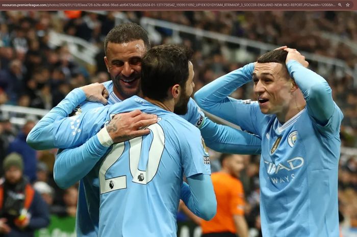 Bernardo SIlva merayakan golnya untuk Manchester City ke gawang Newcastle United bersama dengan Kyle Walker dan Phil Foden pada matchweek 21 Liga Inggris 2023-2024 di Stadion St. James' Park, Sabtu (13/1/2024).