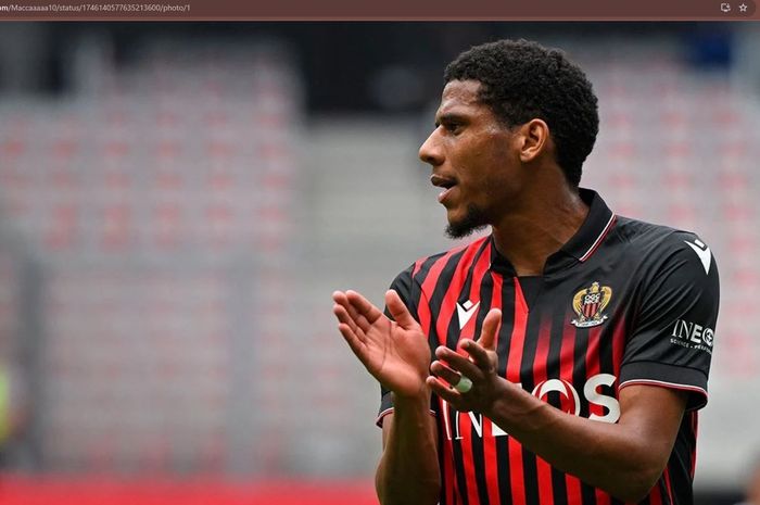 Mantan bek Barcelona yang saat ini bermain di OGC Nice, Jean-Clair Todibo, tengah laris manis menjadi rebutan Liverpool dan Manchester United.