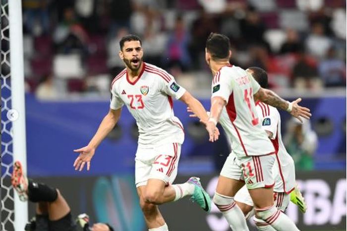 Selebrasi Striker Uni Emirat Arab, Sultan Adill Alamiri saat mencetak gol ke gawang Hong Kong dalam laga perdana grup C Piala Asia 2023, Minggu (14/1/2024).