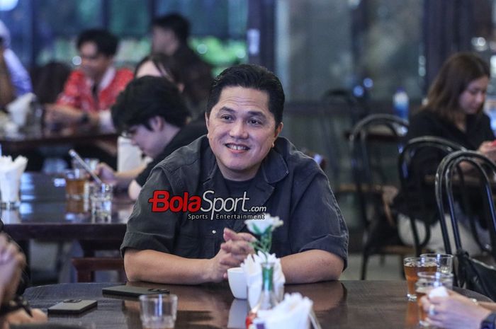 Ketua Umum PSSI, Erick Thohir, saat melakukan nonton bareng timnas Indonesia melawan timnas Irak di Kawasan Senayan, Jakarta, Senin (15/1/2024) malam.