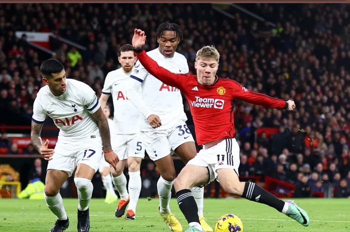 Rasmus Hojlund mencetak gol untuk Manchester United ke gawang Tottenham Hotspur pada matchweek 21 Liga Inggris 2023-2024 di Stadion Old Trafford, Minggu (14/1/2024).