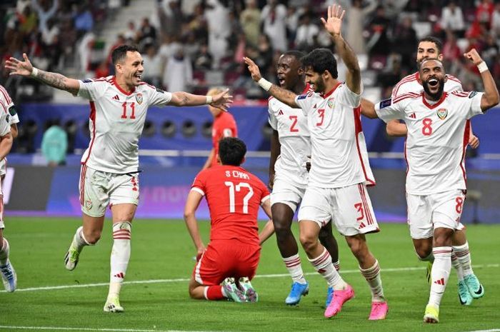 Para pemain Uni Emirat Arab merayakan gol ke gawang Hong Kong di laga Grup C Piala Asia 2023, Minggu (14/1/2024) malam WIB.