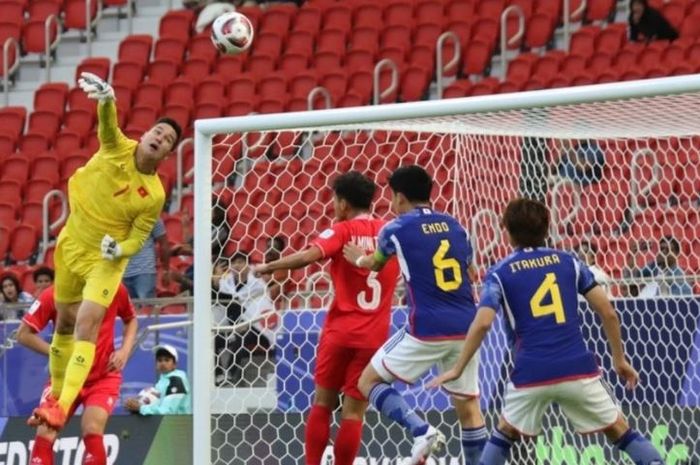 Aksi kiper Timnas Vietnam, Filip Nguyen, dalam pertandingan melawan Jepang di Grup D Piala Asia 2023. 