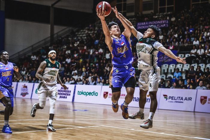 Suasana pertandingan IBL 2024 antara Satria Muda dan Borneo Hornbills, yang diselenggarakan di Hall Basket, Senayan, GBK, Jakarta, Sabtu (13/1/2024).