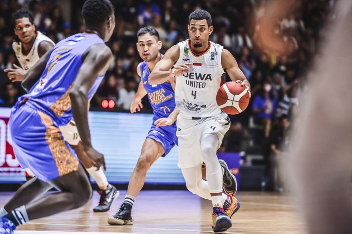 Suasana pertandingan IBL 2024 antara Satria Muda dan Dewa United, yang diselenggarakan di Hall Basket, Senayan, GBK, Jakarta, Sabtu (14/1/2024).