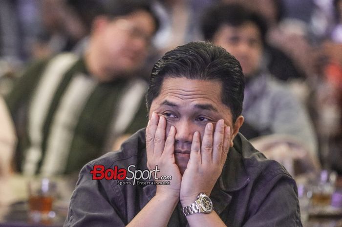 Ketua Umum PSSI, Erick Thohir, saat melakukan nonton bareng timnas Indonesia melawan timnas Irak di Kawasan Senayan, Jakarta, Senin (15/1/2024) malam.