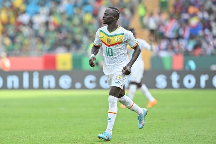 Aksi Sadio Mane dalam laga perdana Piala Afrika 2023 kontra Gambia.