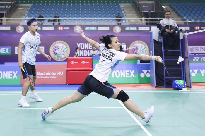 Aksi pasangan ganda campuran Indonesia, Rinov Rivaldy/Pitha Haningtyas Mentari pada babak pertama India Open 2024 yang digelar di K. D. Jadhav Indoor Hall, New Delhi, India, Rabu (17/1/2024).