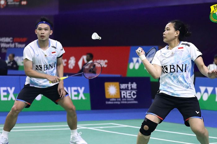 Ganda campuran Indonesia, Rinov Rivaldy/Pitha Haningtyas Mentari, saat bertanding di babak pertama India Open 2024 di K. D. Jadhav Indoor Hall,, New Delhi, India, 17 Januari 2024.