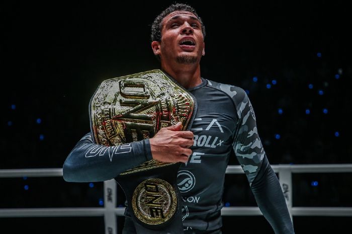 Juara kelas welter submission grappling ONE Championship, Tye Ruotolo.