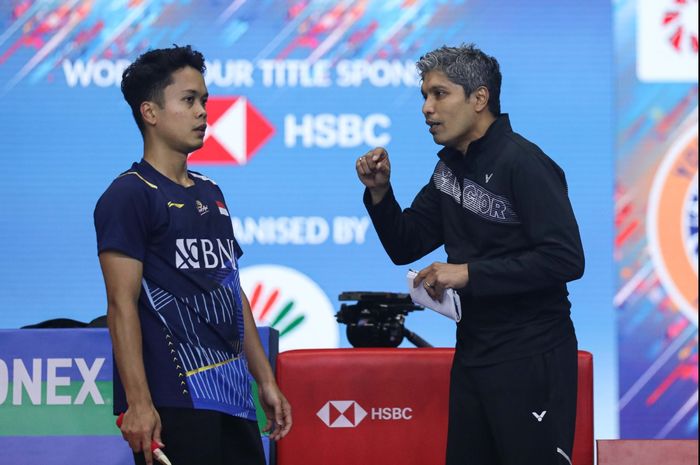 Tunggal putra Indonesia, Anthony Sinisuka Ginting bersama sang pelatih, Irwansyah, di sela-sela laga babak pertama India Open 2024 di K.D Jadhav Indoor Hall, New Delhi, India, Rabu (17/1/2024).