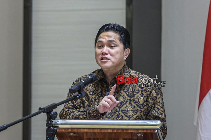 Ketua Umum PSSI, Erick Thohir, saat memberikan keterangan kepada awak media di Menara Danareksa, Gambir, Jakarta Pusat, Kamis (18/1/2024).