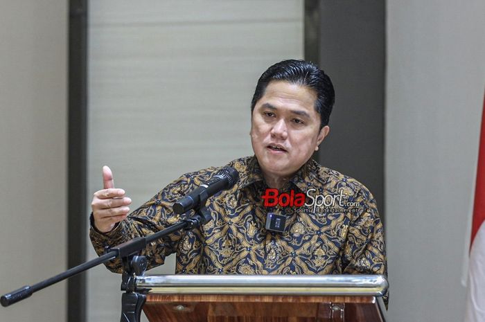 Ketua Umum PSSI, Erick Thohir, saat memberikan keterangan kepada awak media di Menara Danareksa, Gambir, Jakarta Pusat, Kamis (18/1/2024).