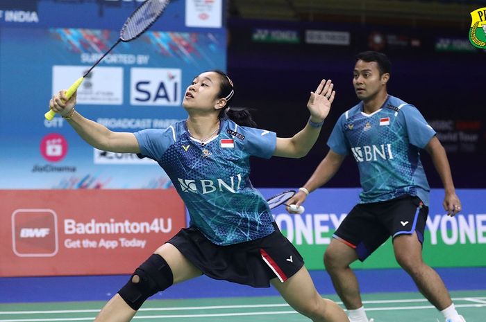 Aksi ganda campuran Indonesia, Rehan Naufal Kusharjanto/Lisa Ayu Kusumawati, saat tampil pada babak kedua India Open 2024 di New Delhi, India, 18 Januari 2024.