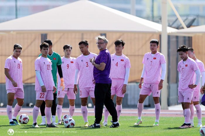 Pelatih Timnas Vietnam, Philippe Troussier, memimpin sesi latihan timnya jelang menghadapi Timnas Indonesia di Piala Asia 2023.