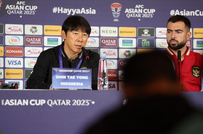 Pelatih timnas Indonesia, Shin Tae-yong, dan pemain Jordi Amat, saat memberikan keterangan kepada media jelang laga melawan Vietnam, Kamis (18/1/2024).