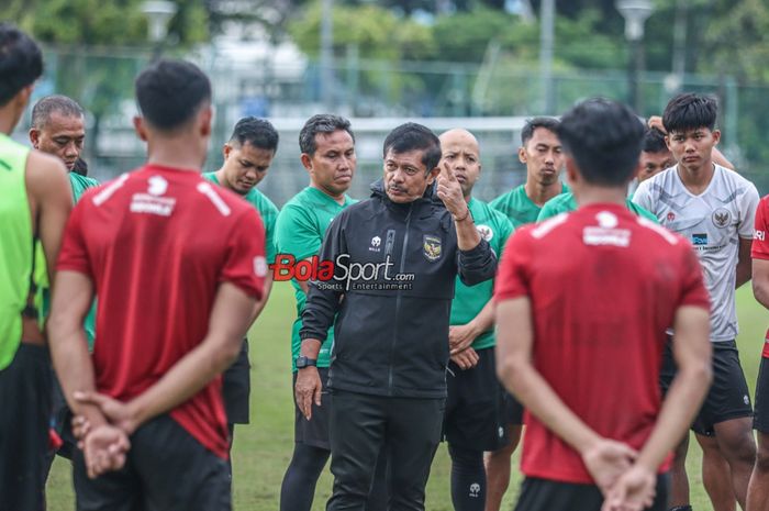 Pelatih timnas U-20 Indonesia, Indra Sjafri, sedang memberikan intruksi kepada para pemainnya di Lapangan A, Senayan, Jakarta, Jumat (19/1/2024) sore.