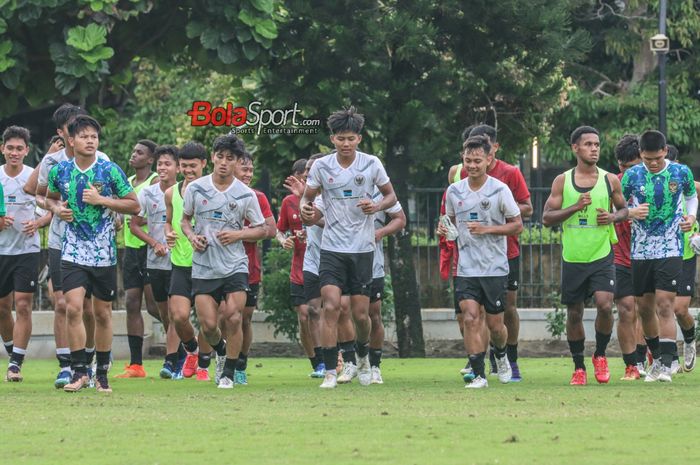 Skuat timnas U-20 Indonesia (skuad timnas U-20 Indonesia) sedang melakukan jogging di Lapangan A, Senayan, Jakarta, Jumat (19/1/2024) sore.