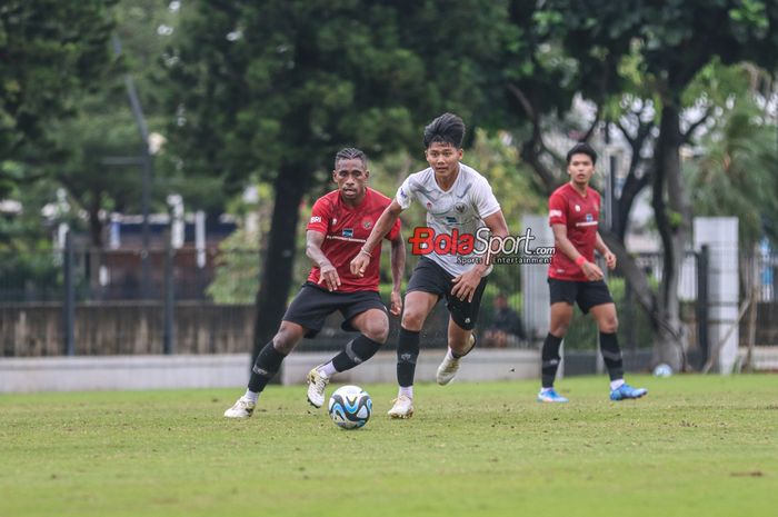 Arkhan Kaka Putra (kanan) sedang menguasai bola dan dibayangi Muhammad Iqbal Gwijangge (kiri) dalam latihan timnas U-20 Indonesia di Lapangan A, Senayan, Jakarta, Jumat (19/1/2024) sore.