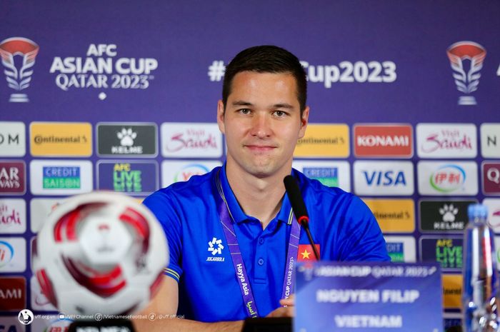 Kiper Timnas Vietnam, Filip Nguyen, saat menghadiri sesi jumpa pers di ajang Piala Asia 2023.