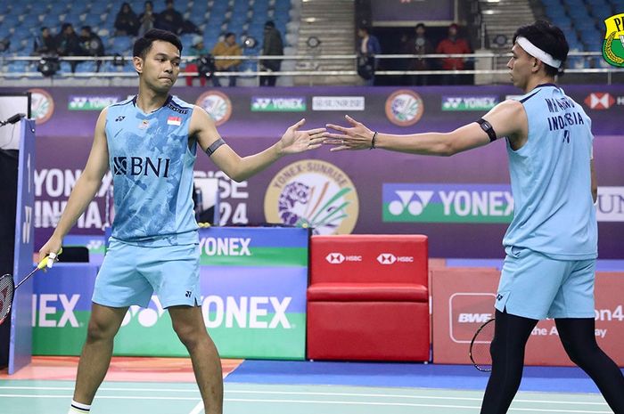 Ganda putra Indonesia, Fajar Alfian/Muhammad Rian Ardianto, melakukan tos saat tampil pada perempat final India Open 2024 di New Delhi, India, 19 Januari 2024.