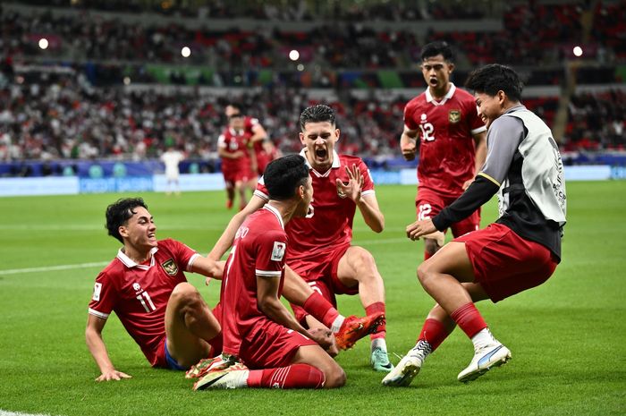 Sejumlah pemain Timnas Indonesia merayakan gol yang dilesakkan oleh Marselino Ferdinan.