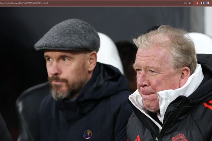 Steve McClaren (kanan) bersama dengan Erik ten Hag (kiri bertopi) saat mendampingi Manchester United bertanding.