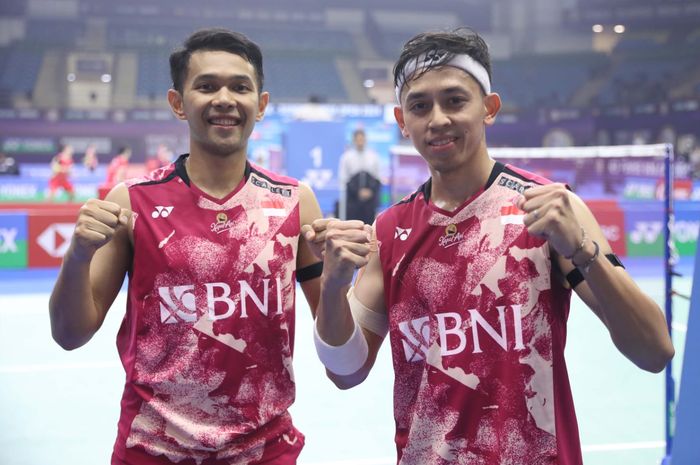 Pasangan ganda putra Indonesia, Fajar Alfian/Muhammad Rian Ardianto, berpose setelah meraih kemenangan pada babak kedua India Open 2024 di di K.D.Jadhav Indoor Hall, Indira Gandhi Sports Complex, New Delhi, Kamis (18/1/2024).