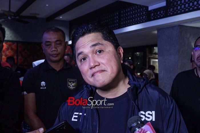 Ketua Umum PSSI, Erick Thohir, sedang memberikan keterangan kepada awak media di Kawasan Jakarta, Sabtu (20/1/2024).