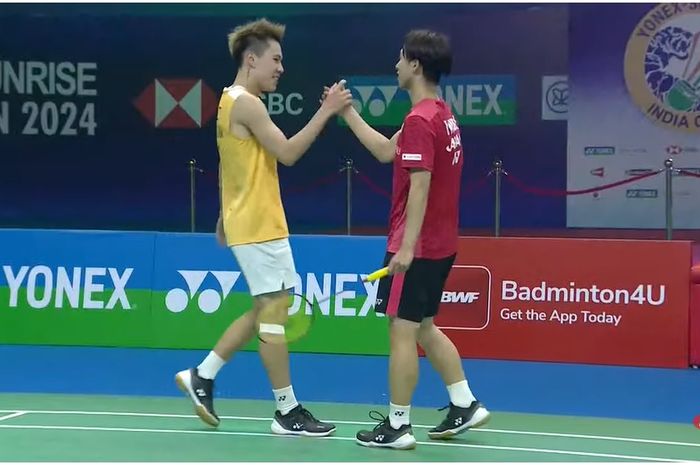 Tunggal putra Hong Kong, Lee Cheuk Yiu bersalaman dengan Kodai Naraoka (Jepang) usai babak semifinal India Open 2024 di K. D Jadhav Indoor Hall, New Delhi, India, Sabtu (20/1/2024).