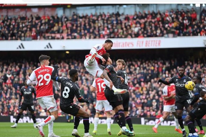 Momen Gabriel Magalhaes mencetak gol ke gawang Crystal Palace memanfaatkan umpan sepak pojok Delcan Rice, Sabtu (20/1/2024).