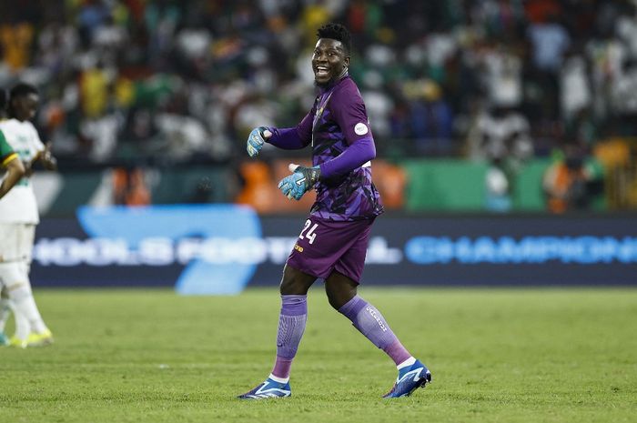 Kiper Man United, Andre Onana, saat membela timnas Kamerun pada laga Piala Afrika 2023 melawan Senegal di Stade Charles Konan Banny, Yamoussoukro (19/1/2024).