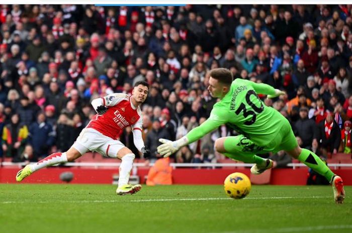 Momen penyerang sayap Arsenal, Gabriel Martinelli, mencetak gol ke gawang Crystal Palace pada pekan ke-21 Liga Inggris 2023-2024, Sabtu (20/1/2024).