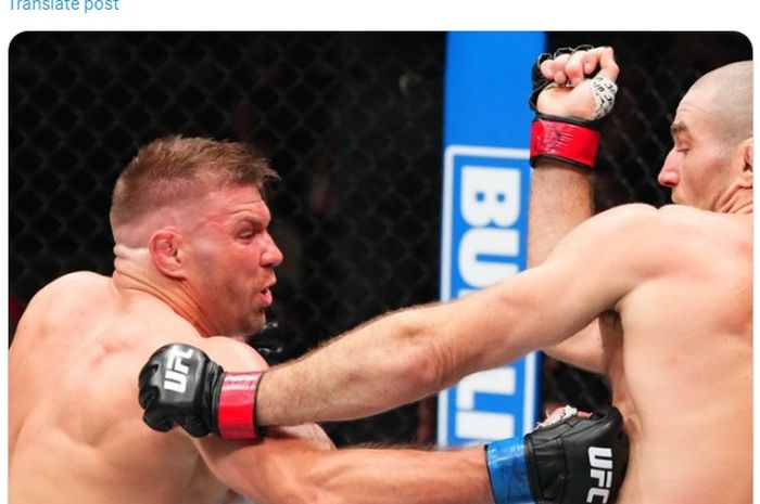 Dricu du Plessis (kiri) jadi raja baru kelas menengah usai kalahkan Sean Strickland pada UFC 297.