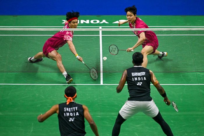 Kang Min-hyuk (atas kiri) dan Seo Seung-jae dari Korea Selatan melakukan pukulan pengembalian ke arah Satwiksairaj Rankireddy dan Chirag Shetty dari India dalam pertandingan final ganda putra India Open 2024 di New Delhi, India, 21 Januari 2024.