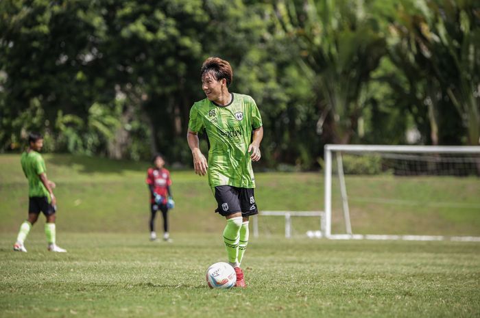 Pemain RANS Nusantara FC, Mitsuru Maruoka dalam sebuah sesi latihan