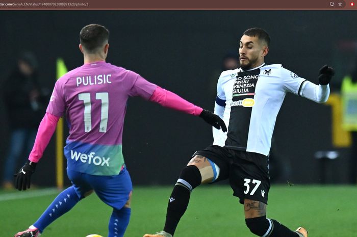 Winger AC Milan, Christian Pulisic (11), berduel dengan gelandang Udinese, Roberto Pereyra (37), dalam giornata 21 Liga Italia 2023-2024 di Bluenergy Stadium, Sabtu (20/1/2024).