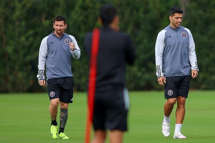 Lionel Messi (kiri) dan Luis Suarez dalam sesi latihan Inter Miami di Florida Blue (17/1/2024). Messi mengincar kemenangan pertama pada 2024 dalam uji coba lawan calon kiper naturalisasi timnas Indonesia, Maarten Paes, di tim FC Dallas.