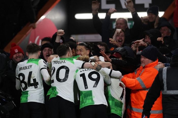 Awak Liverpool merayakan gol ke gawang Bournemouth dalam duel Liga Inggris di Vitality Stadium (21/1/2024). Liverpool kedinginan di puncak klasemen Premier League dengan unggul 5 angka sementara atas Man City.