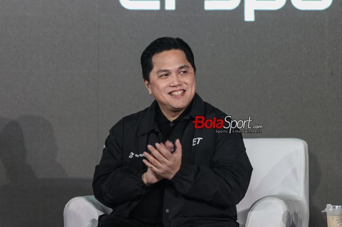 Ketua Umum PSSI, Erick Thohir, sempat tersenyum saat memberikan keterangan awak media di Ganara Art Space, FX Sudirman, Jakarta, Senin (22/1/2024).