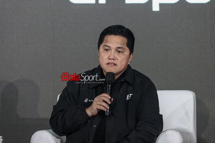 Ketua Umum PSSI, Erick Thohir, saat memberikan keterangan awak media di Ganara Art Space, FX Sudirman, Jakarta, Senin (22/1/2024).