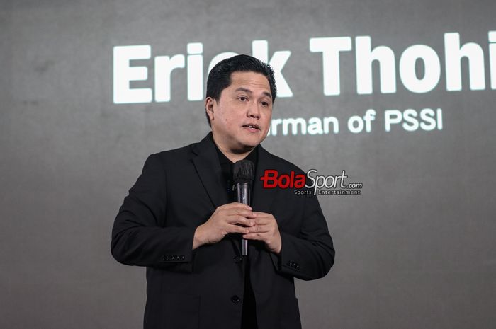 Ketua Umum PSSI, Erick Thohir, saat memberikan keterangan awak media di Ganara Art Space, FX Sudirman, Jakarta, Senin (22/1/2024).