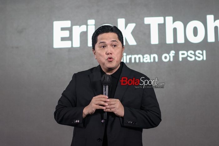 Ketua Umum PSSI, Erick Thohir, saat memberikan keterangan awak media di Ganara Art Space, FX Sudirman, Jakarta, Senin (22/1/2024).